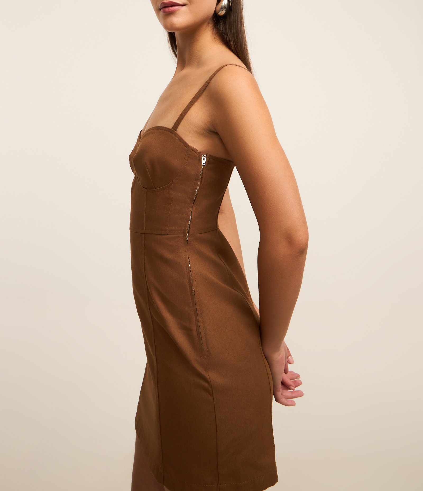 Vestido Curto em Sarja com Decote Coração e Alças Finas Marrom 3