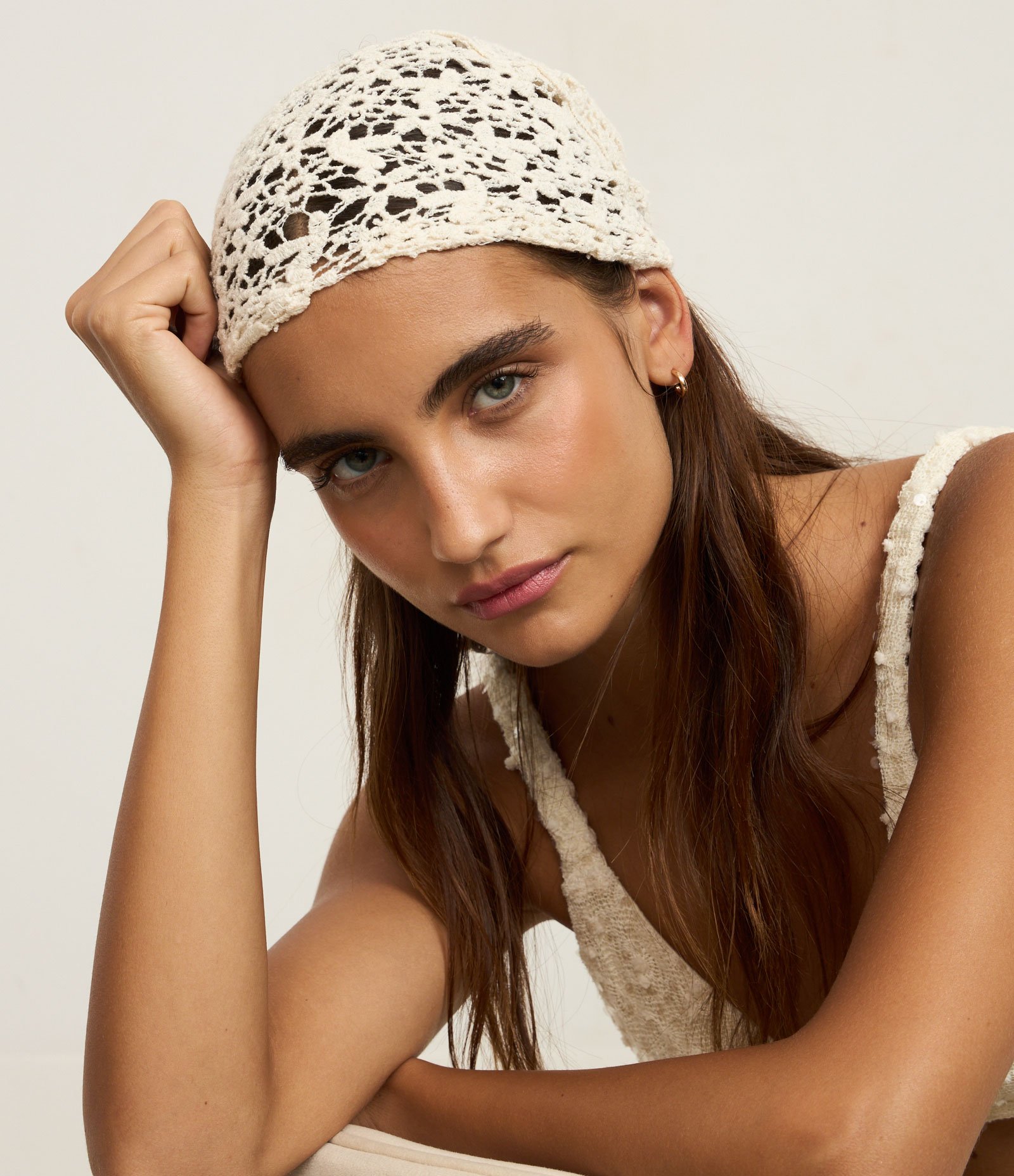 Lenço Triangular em Renda de Algodão Off White 5