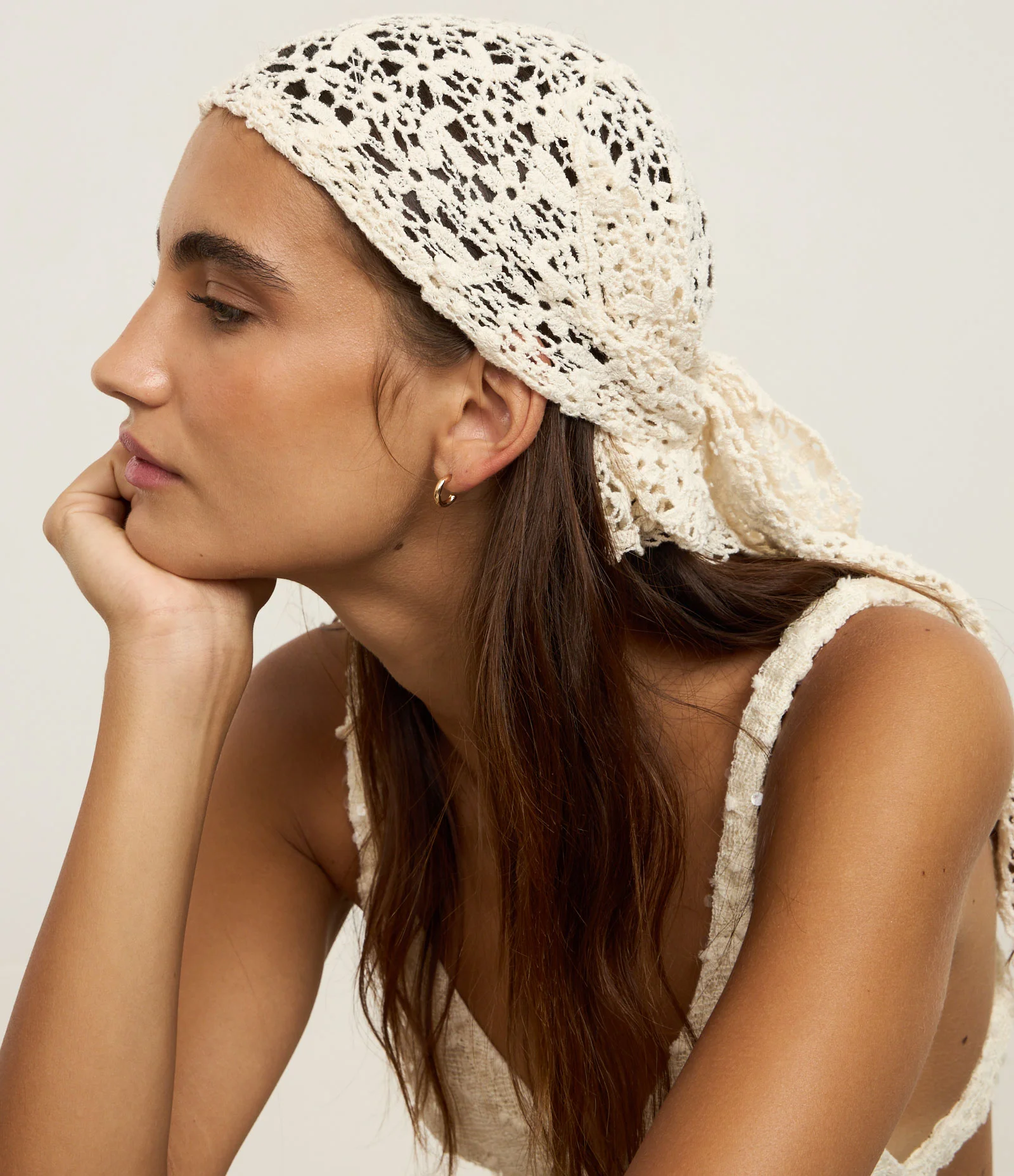 Lenço Triangular em Renda de Algodão Off White 1