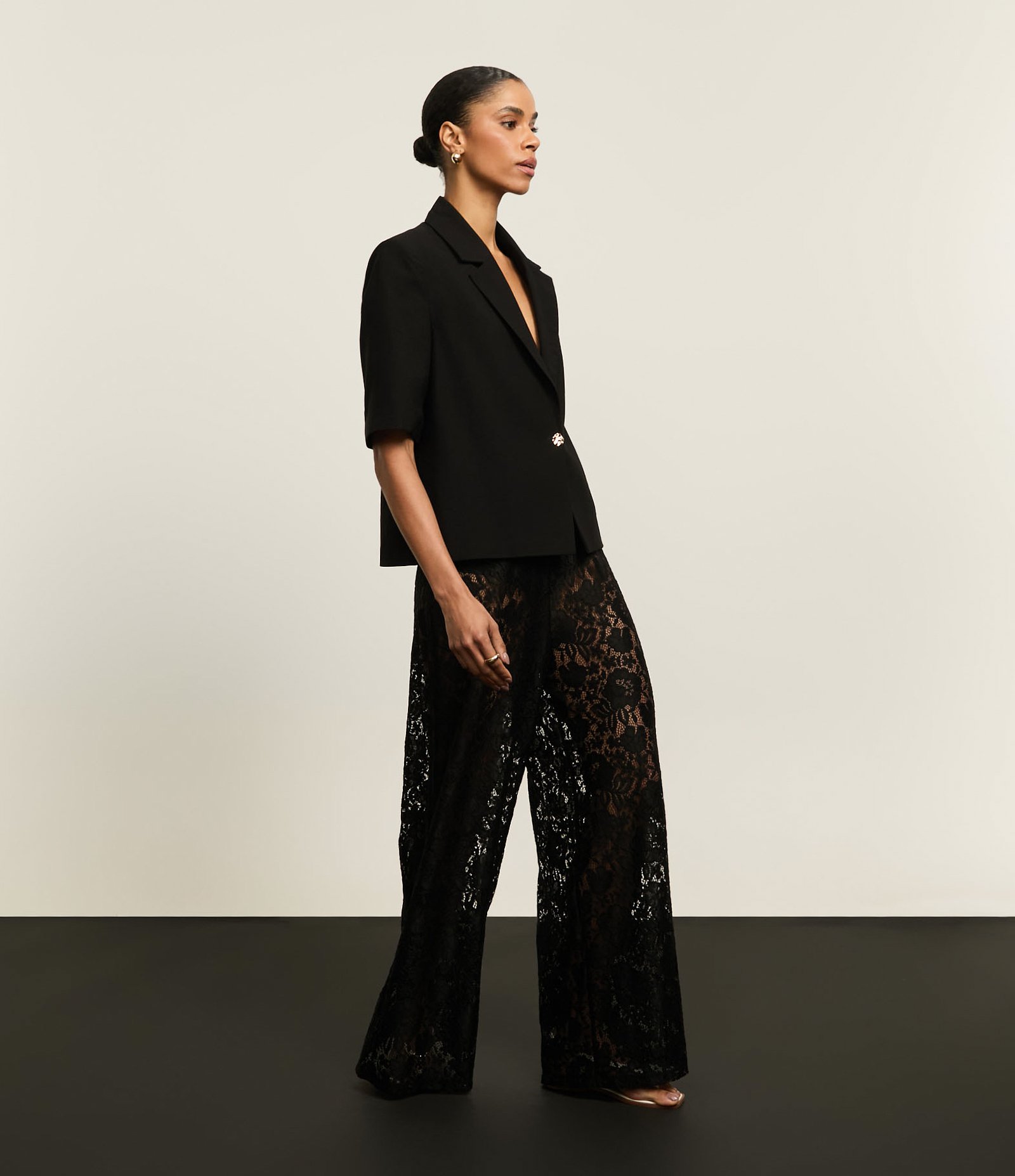 Calça Wide Leg em Renda Texturizada e Forro Hot Pants Preto 1