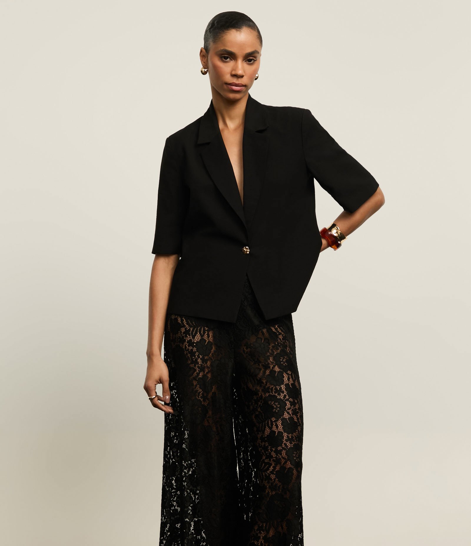 Calça Wide Leg em Renda Texturizada e Forro Hot Pants Preto 2