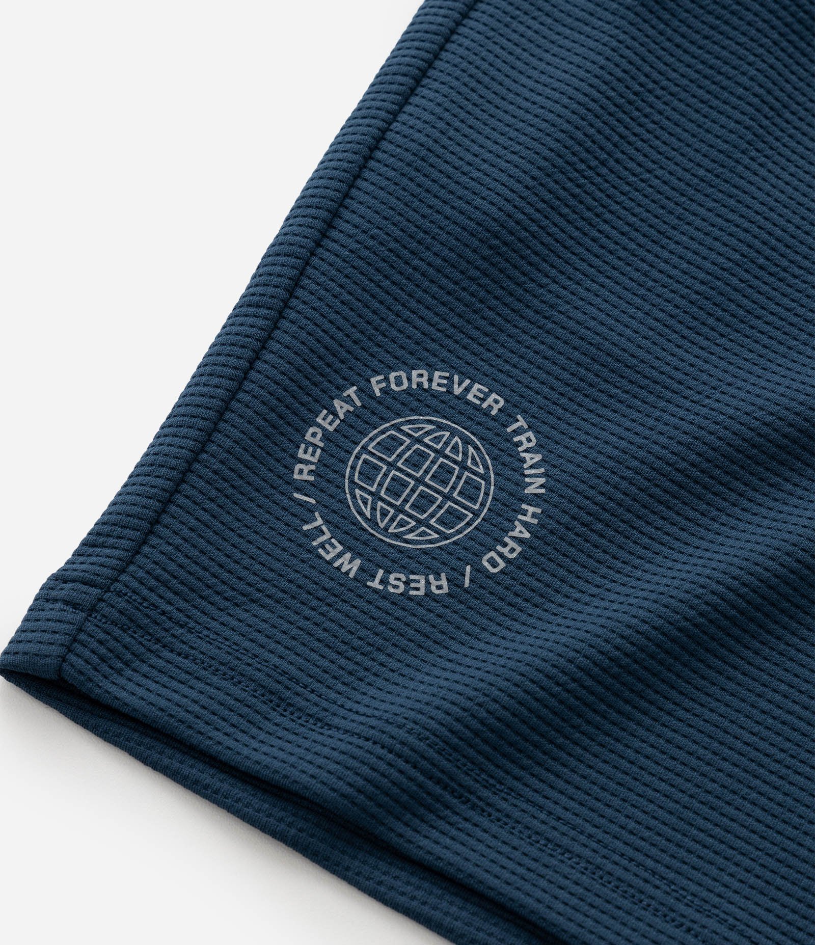 Bermuda Esportiva em Microfibra Texturizado com Estampa Localizada Azul 5