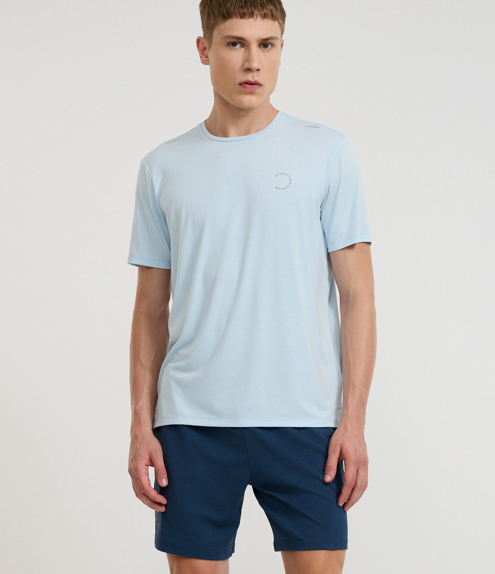 Bermuda Esportiva em Microfibra Texturizado com Estampa Localizada Azul 5