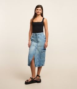 Saia Midi em Jeans com Bolsos Cargo e Fenda