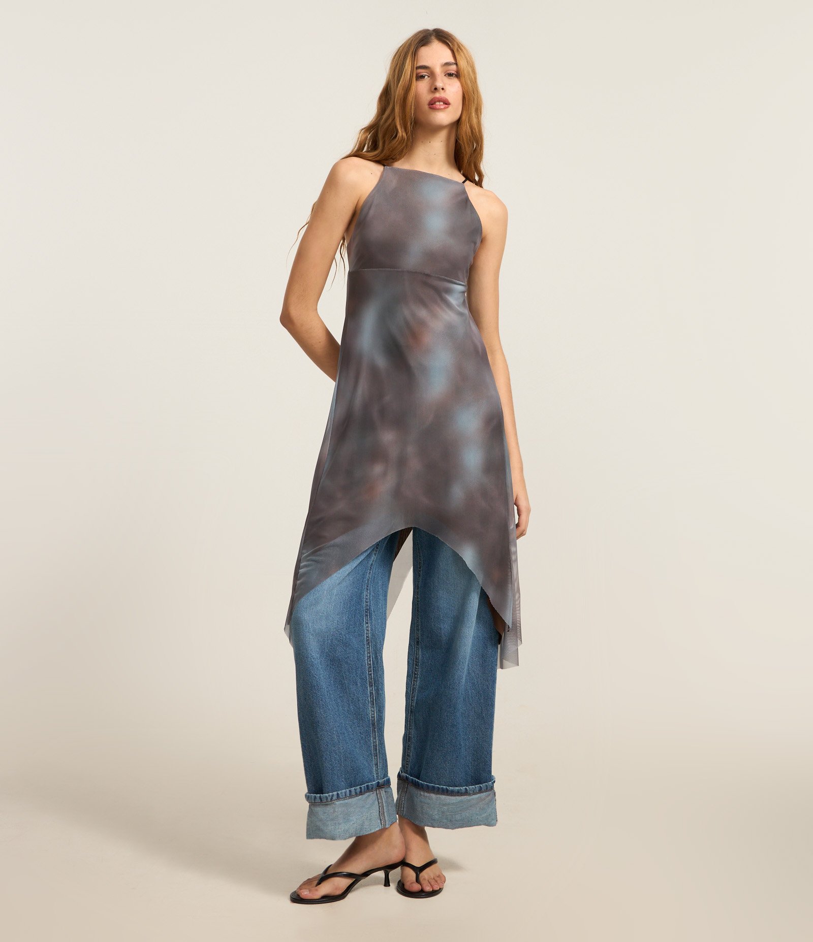 Vestido Curto em Tule com Decote Halter e Estampa Manchada Cinza 2