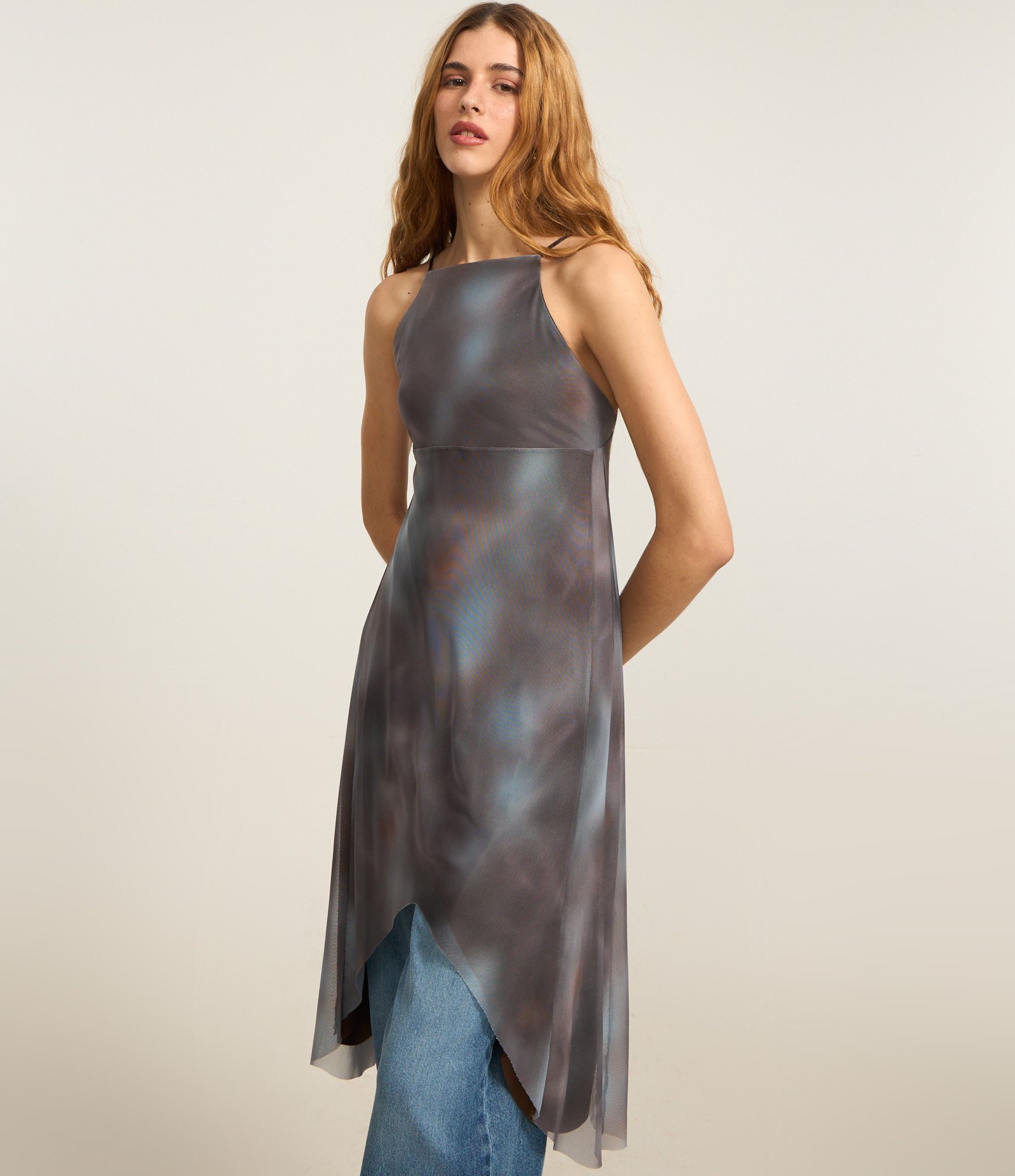 Vestido Curto em Tule com Decote Halter e Estampa Manchada Cinza 3