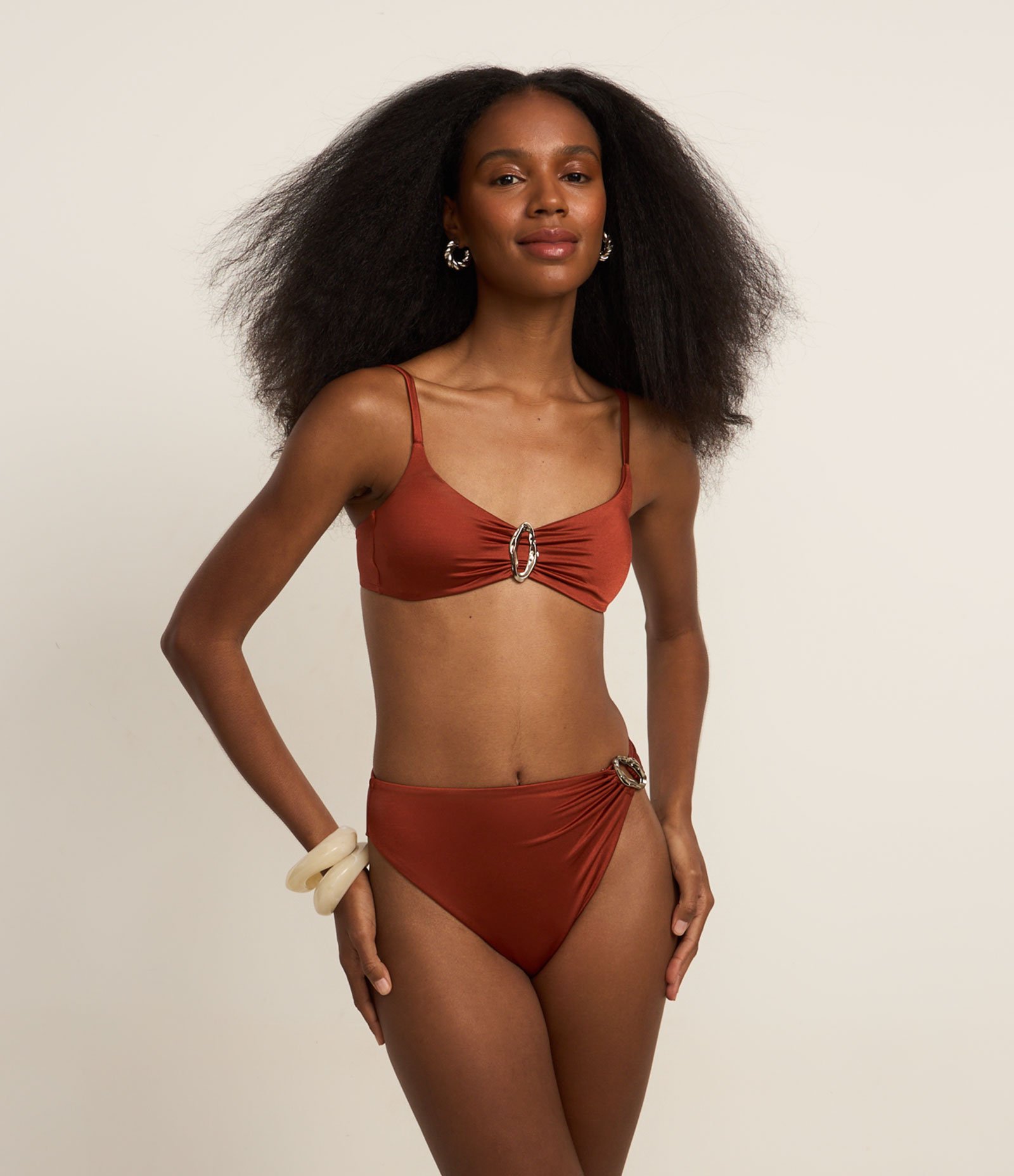 Biquíni Top Triangulo Fixo em Microfibra Brilhante com Aviamento de Metal Marrom 2