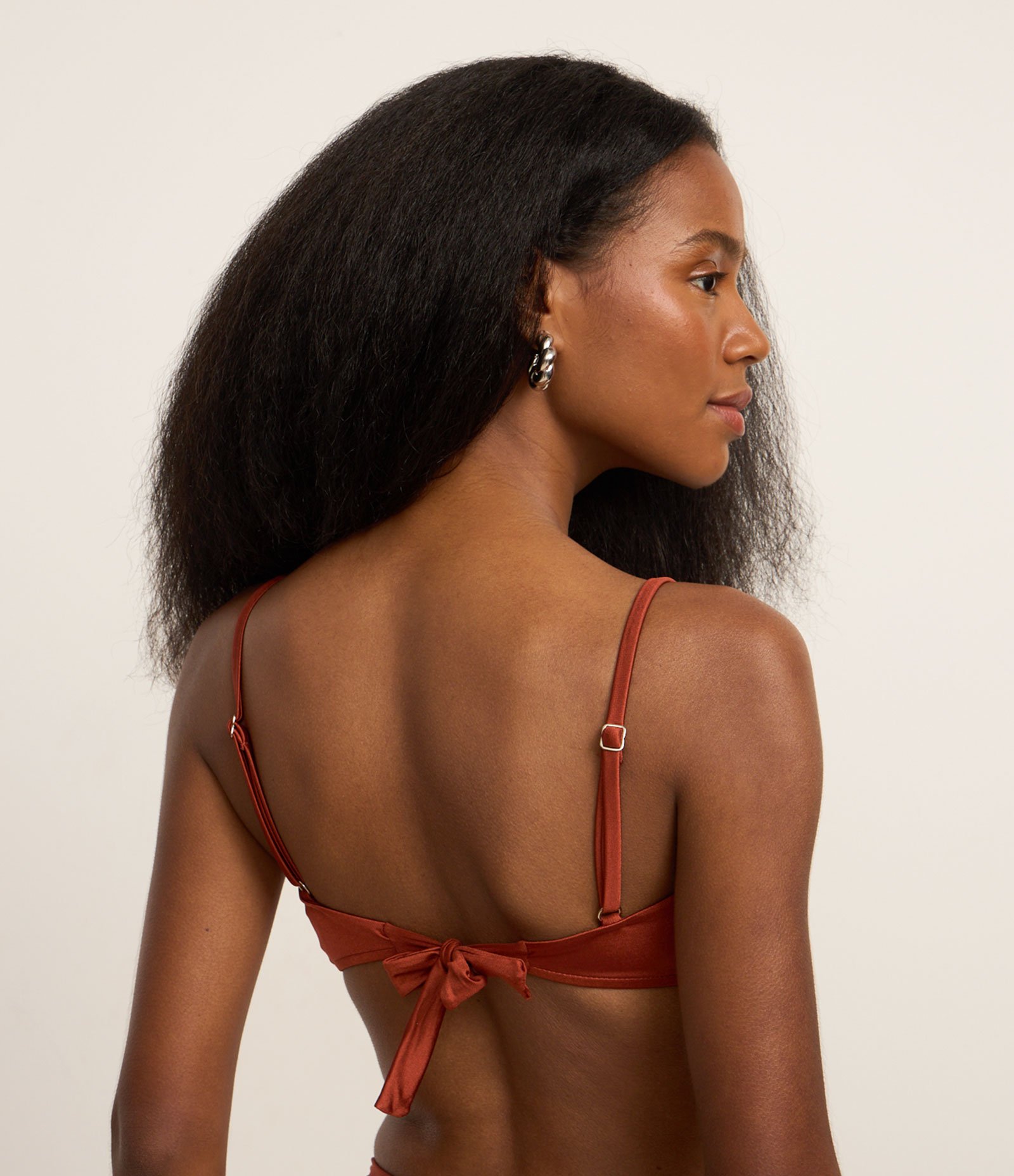 Biquíni Top Triangulo Fixo em Microfibra Brilhante com Aviamento de Metal Marrom 4