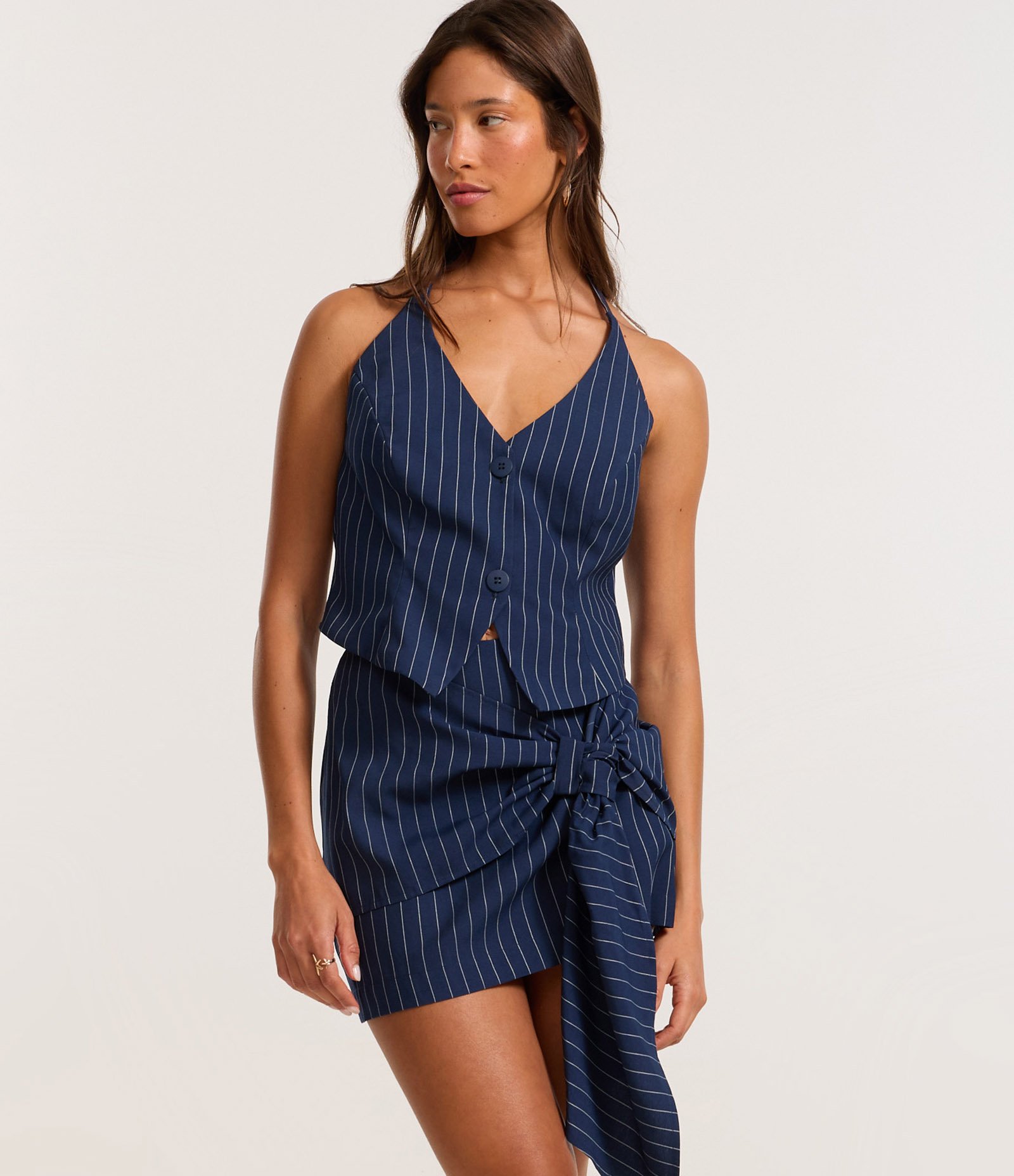 Saia Curta Alfaiatada com Risca de Giz e Laço Azul 2