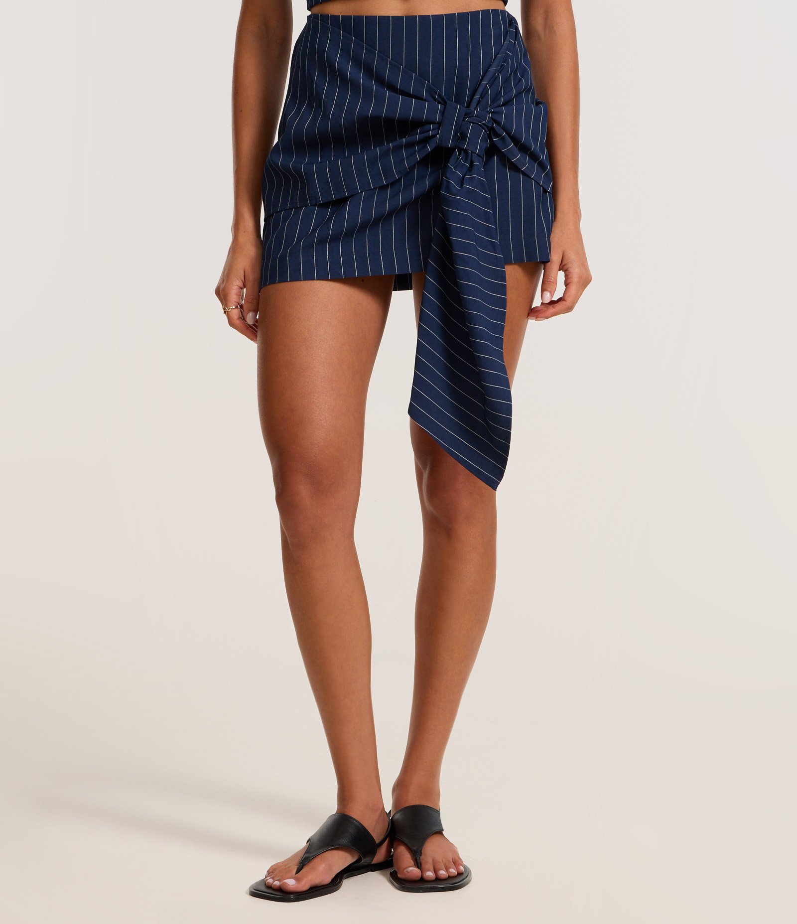 Saia Curta Alfaiatada com Risca de Giz e Laço Azul 3