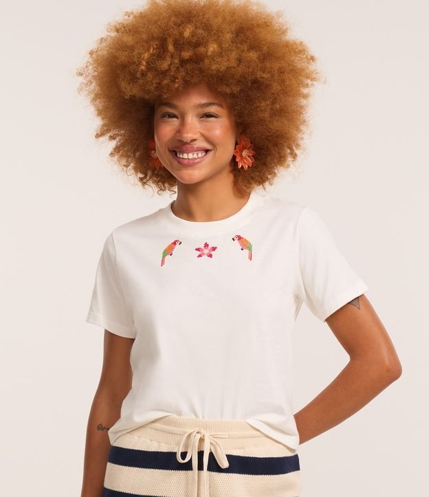 Blusa Baby Look com Bordado de Arara e Flor na Gola