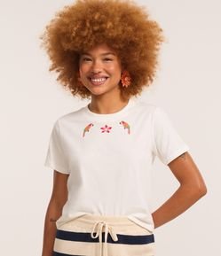 Blusa Baby Look com Bordado de Arara e Flor na Gola
