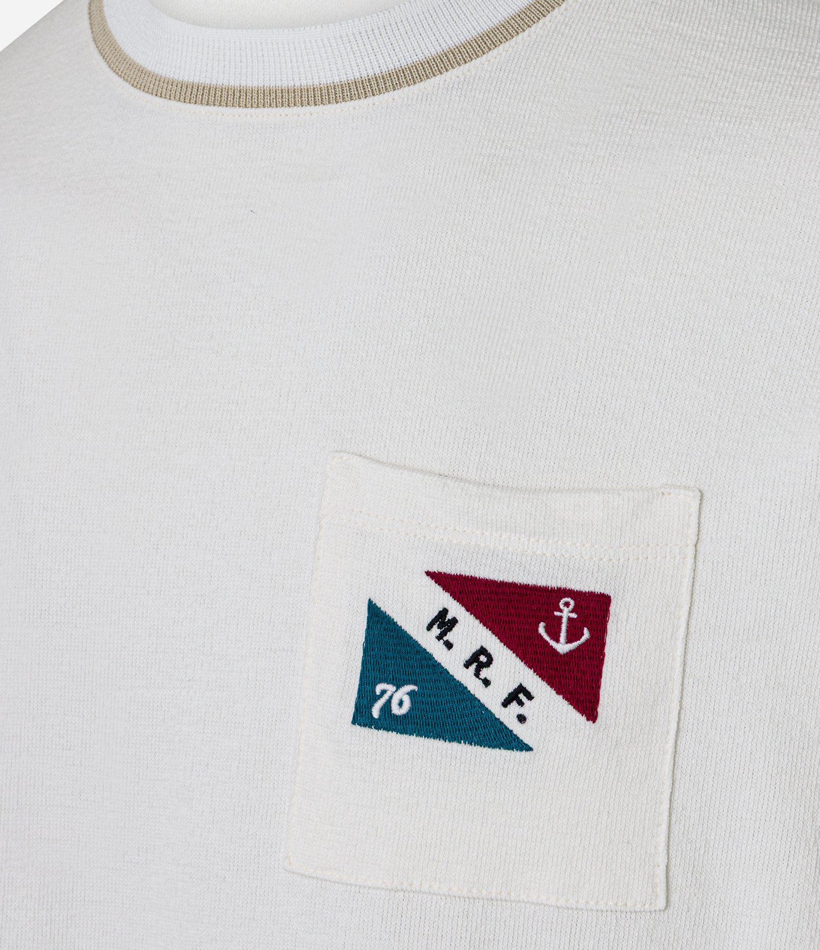 Camiseta em Algodão com Estampa Náutico no Bolso  e Lettering M.R.F Branco 8