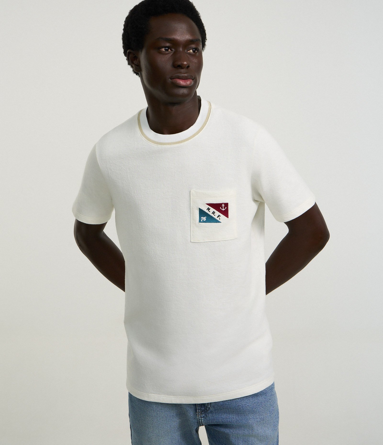 Camiseta em Algodão com Estampa Náutico no Bolso  e Lettering M.R.F Branco 1