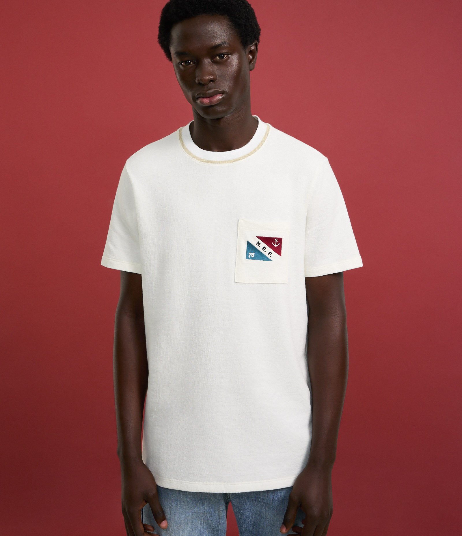 Camiseta em Algodão com Estampa Náutico no Bolso  e Lettering M.R.F Branco 4