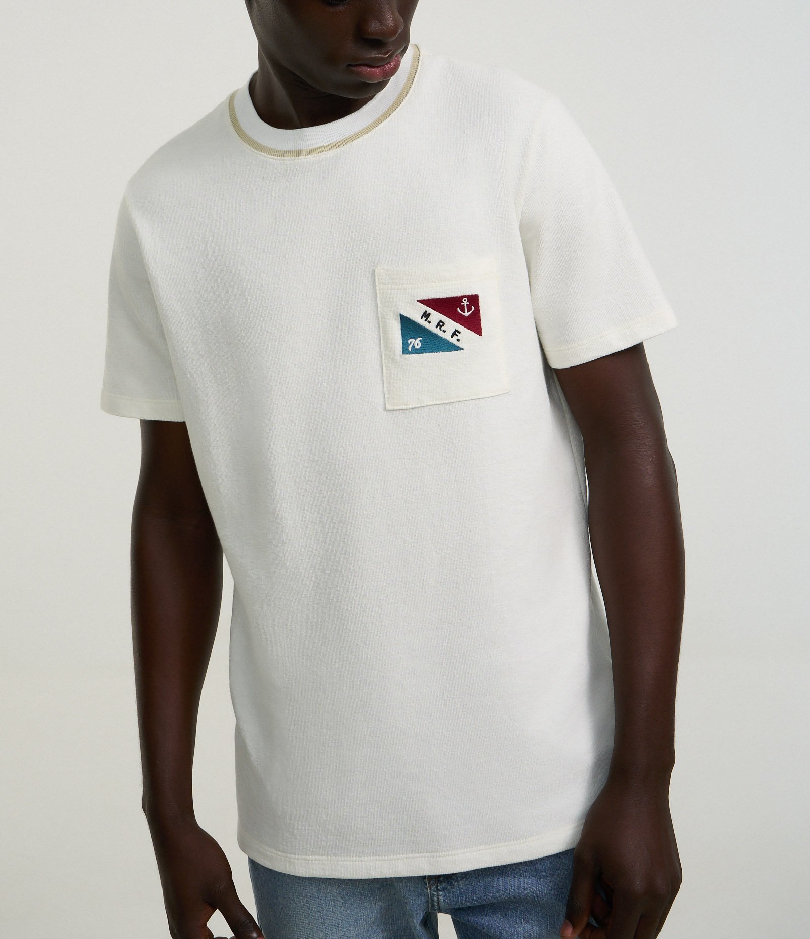 Camiseta em Algodão com Estampa Náutico no Bolso  e Lettering M.R.F Branco 5