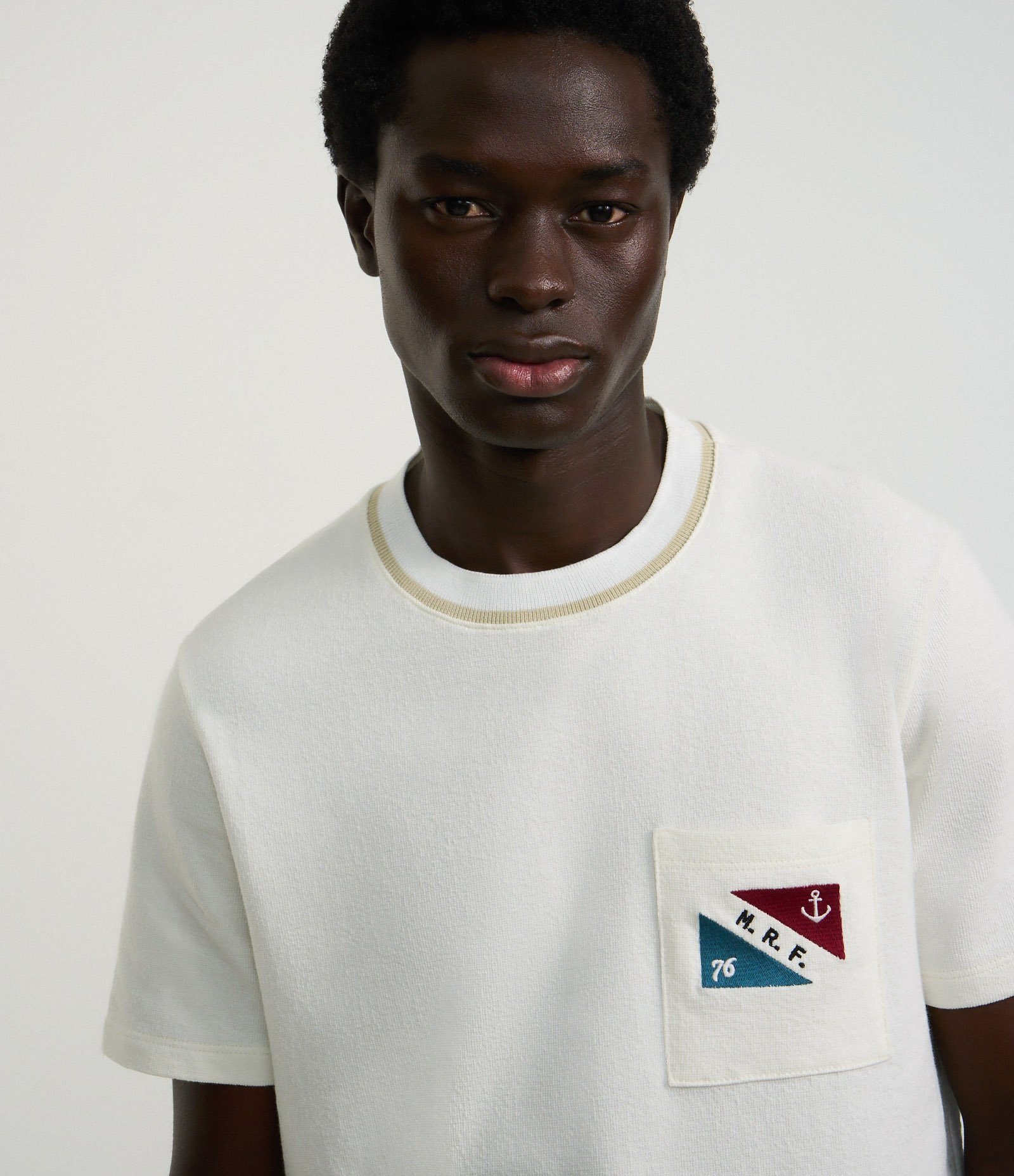 Camiseta em Algodão com Estampa Náutico no Bolso  e Lettering M.R.F Branco 6