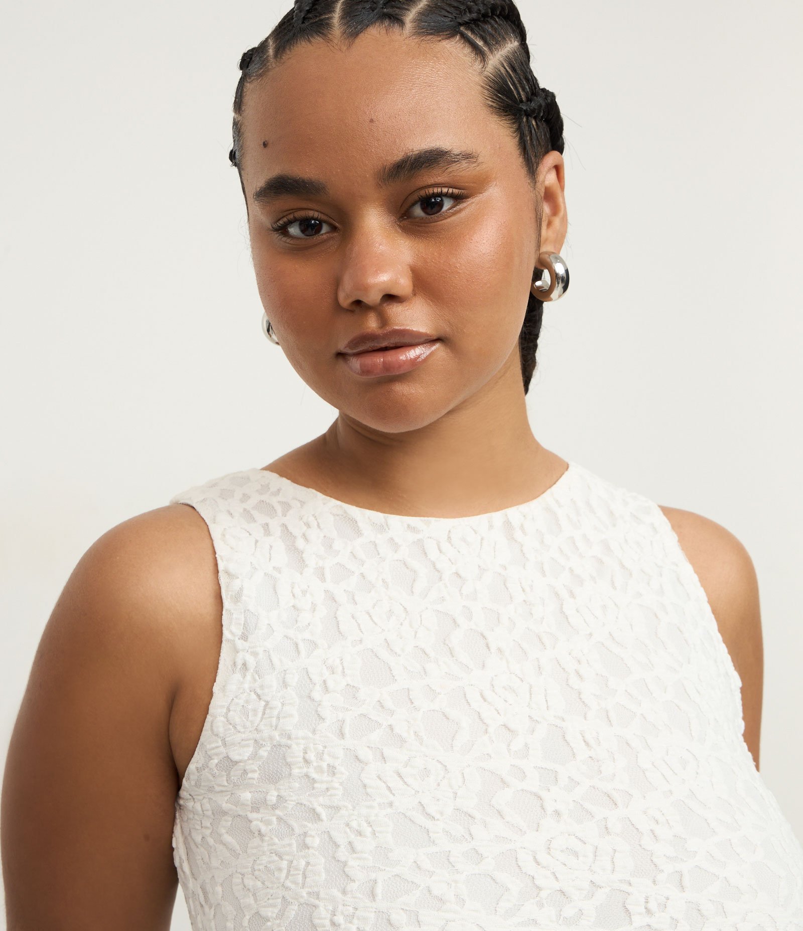 Blusa sem Manga em Renda com Barra Assimétrica Curve & Plus Size Branco 3