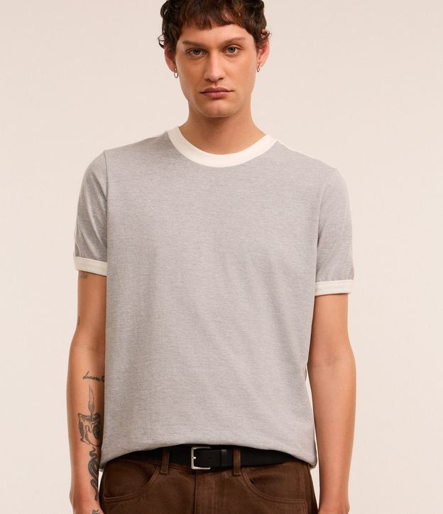 Camiseta Regular em Mesca com Listras nos Ombros e Viés Contrastante
