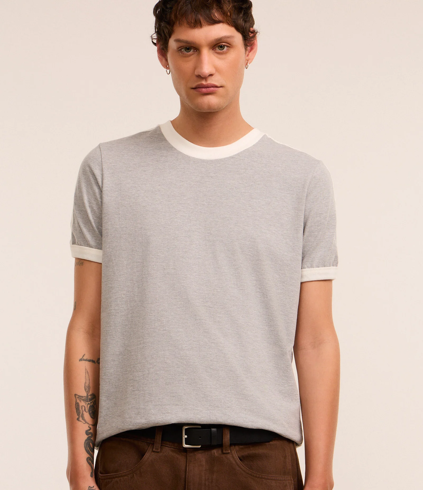 Camiseta Regular em Mesca com Listras nos Ombros e Viés Contrastante Cinza 1