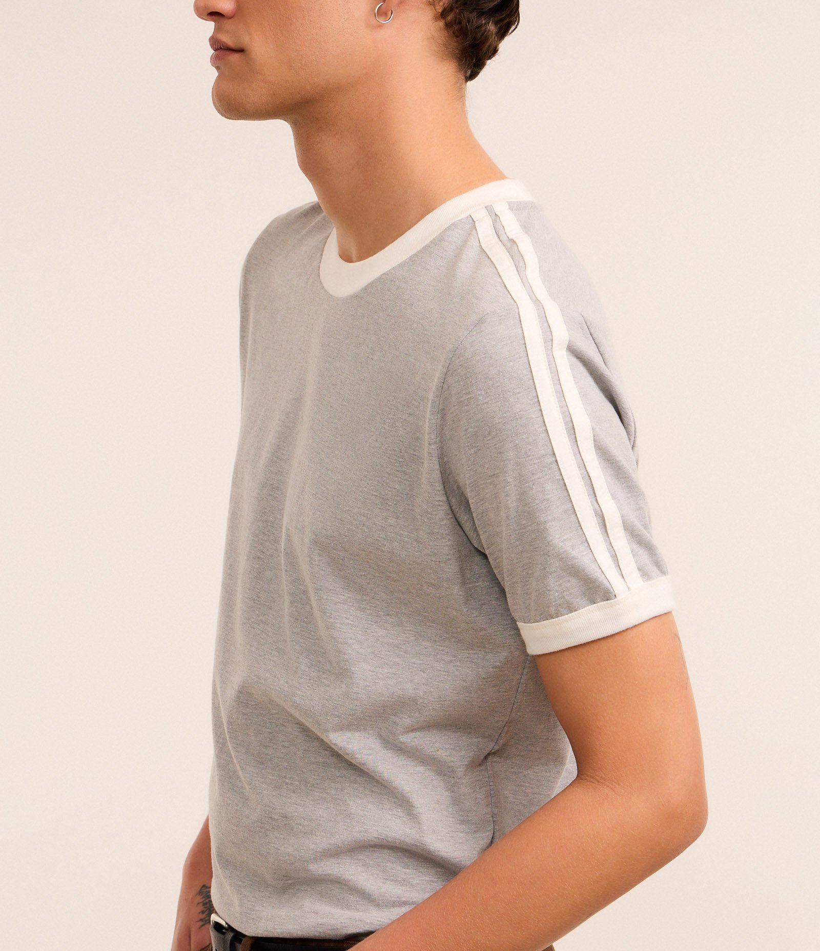Camiseta Regular em Mesca com Listras nos Ombros e Viés Contrastante Cinza 3