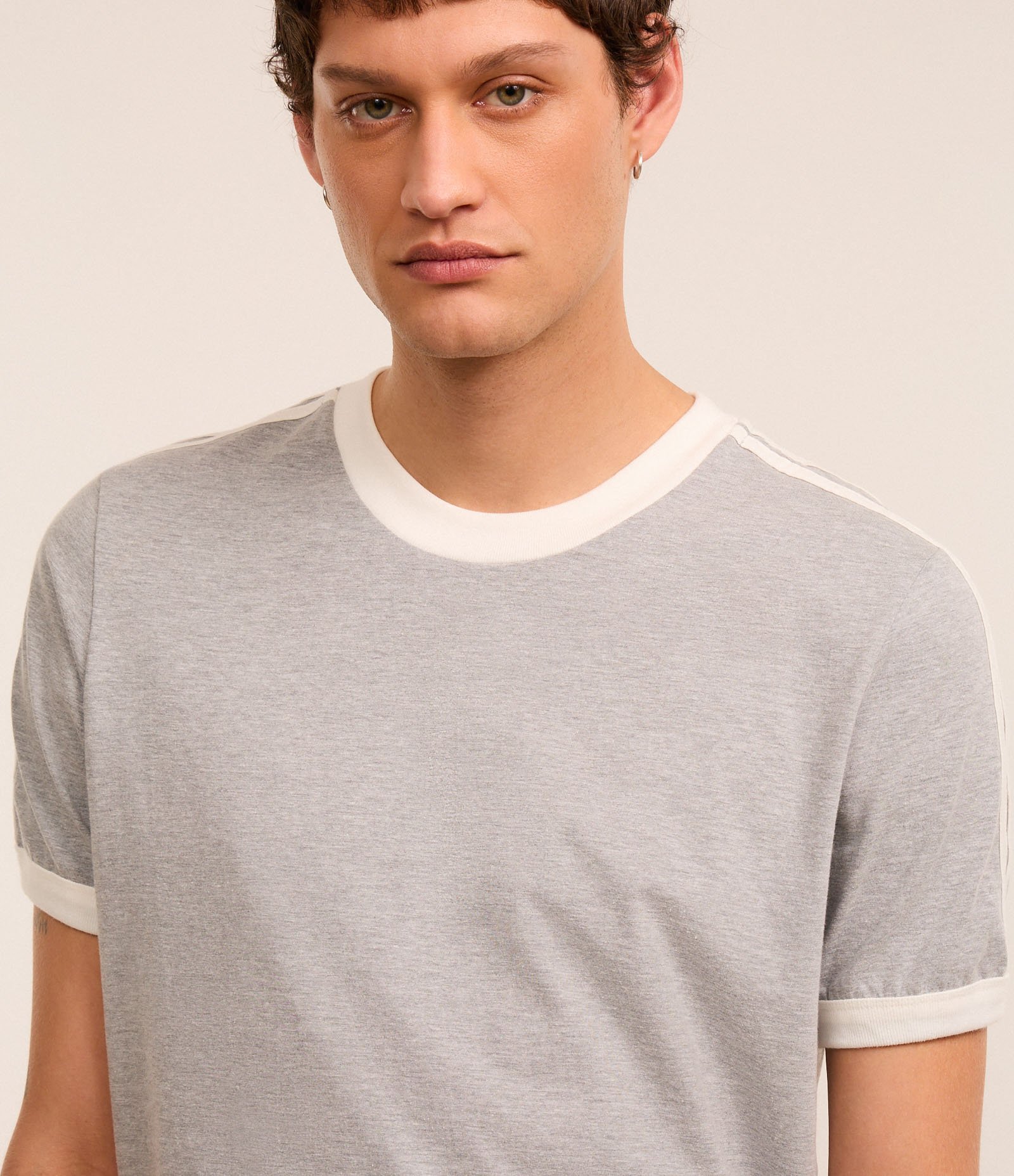 Camiseta Regular em Mesca com Listras nos Ombros e Viés Contrastante Cinza 4