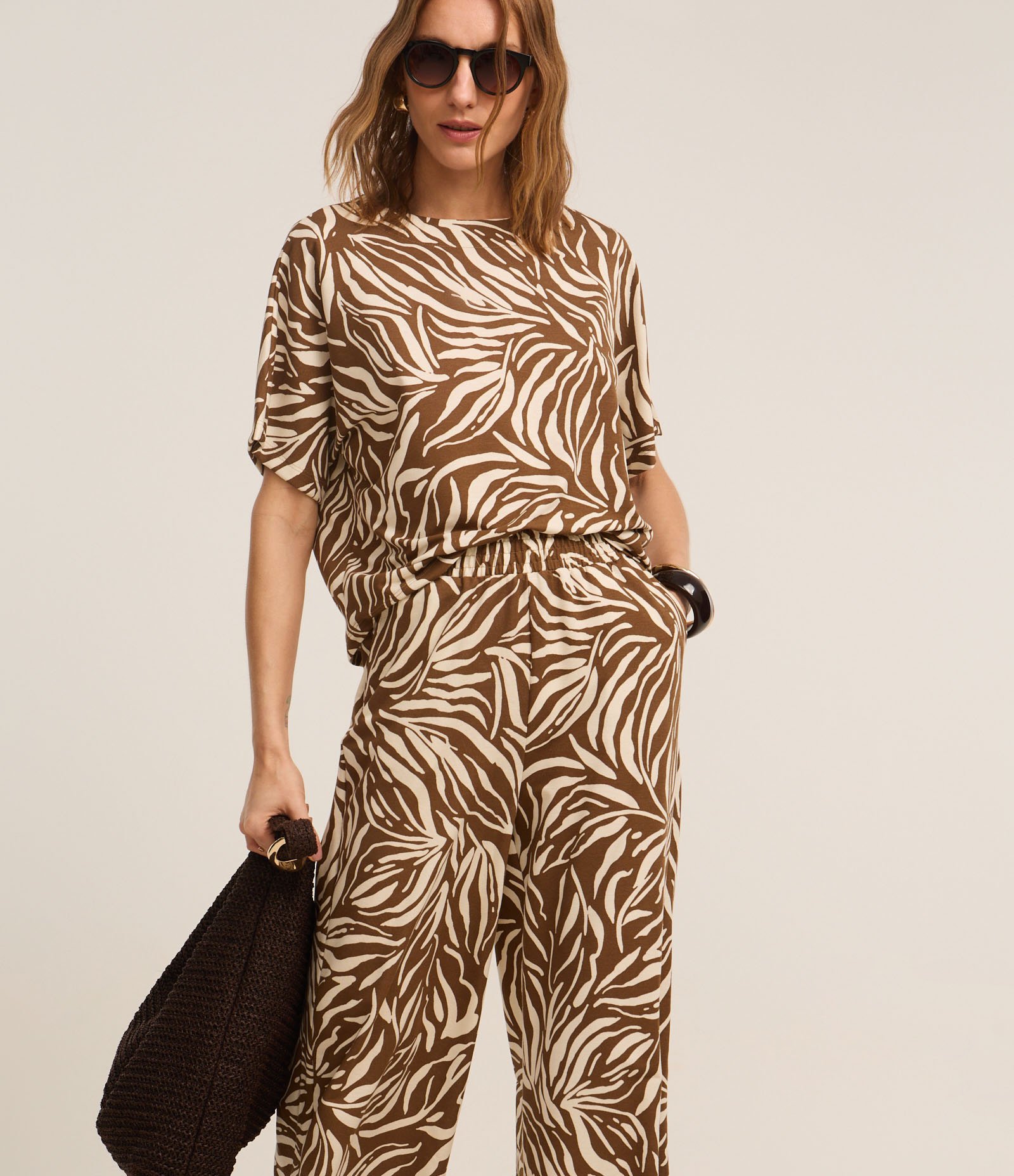 Calça Reta em Piquet com Elástico no Cós e Estampa Abstrata Marrom 2