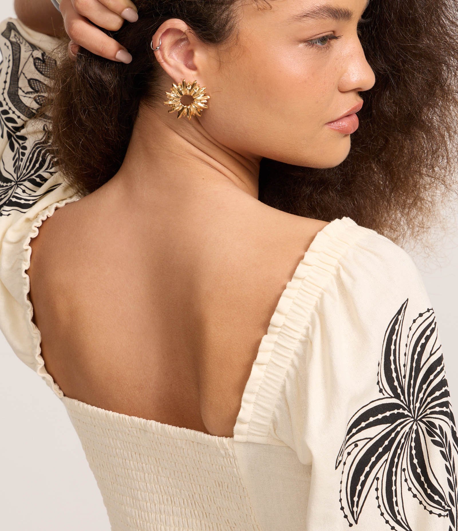 Blusa Curta em Viscolinho com Estampa Tropical e Manga 3/4 Bege 4