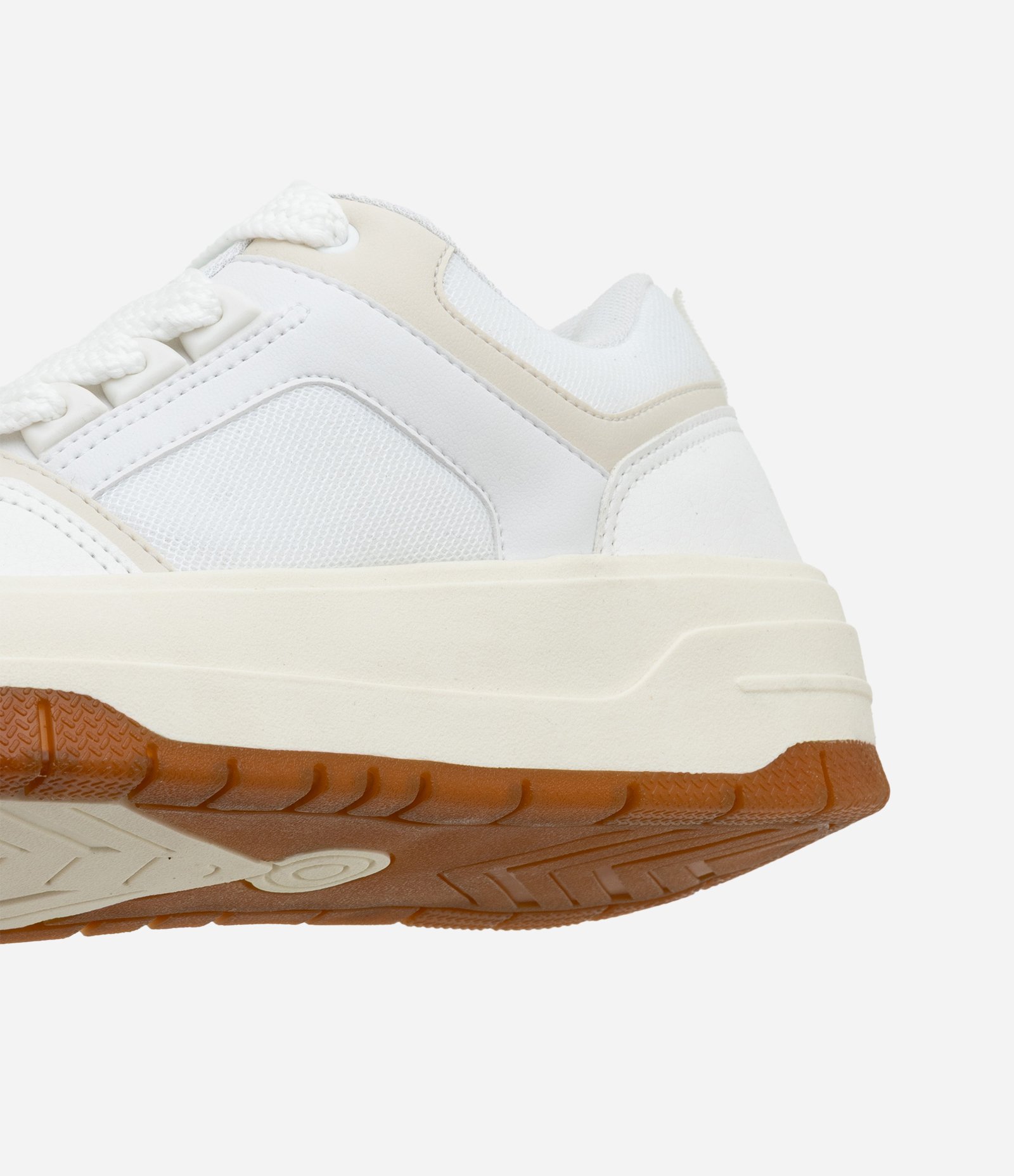 Tênis com Sola Baixa e Recortes Branco 4