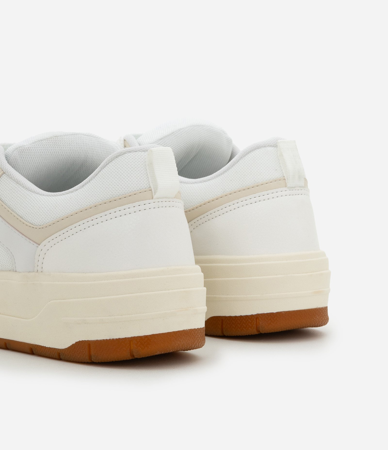 Tênis com Sola Baixa e Recortes Branco 5