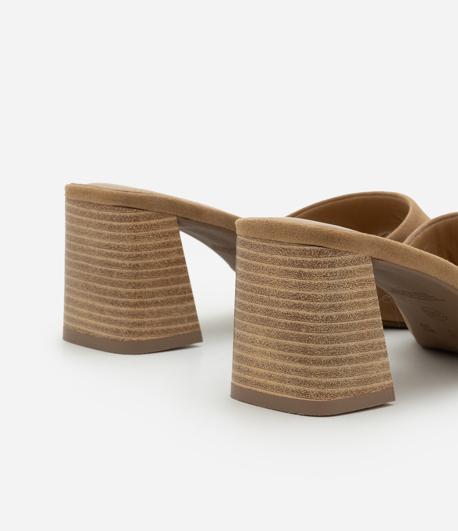 Sandália Mule com Efeito Camurça com Salto Fachete Marrom 4