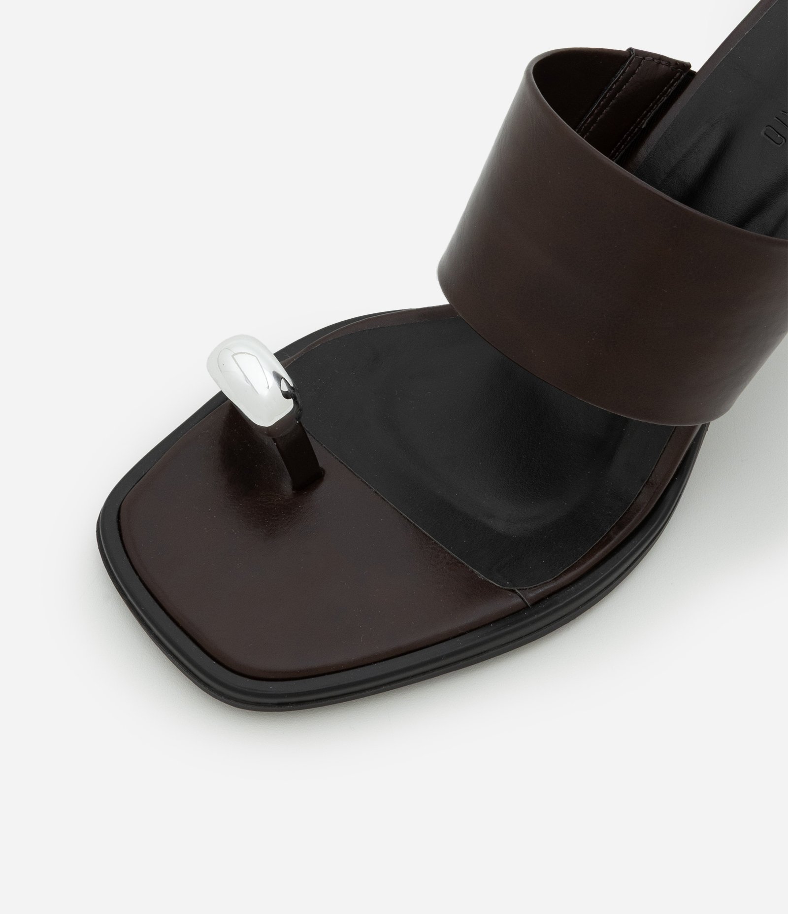 Sandália Mule em PU com Tira Larga e Dedeira de Metal Marrom 4