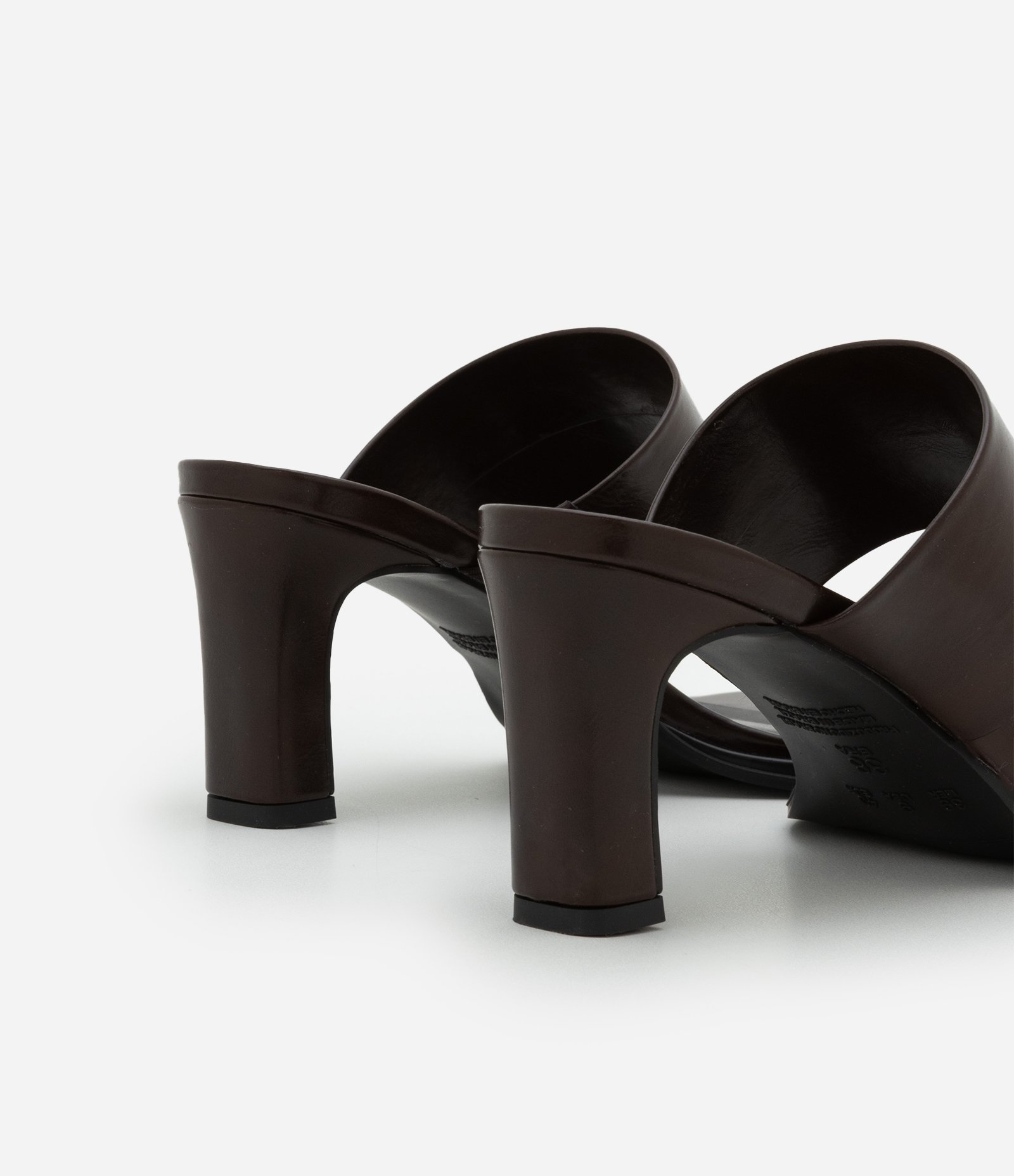 Sandália Mule em PU com Tira Larga e Dedeira de Metal Marrom 5