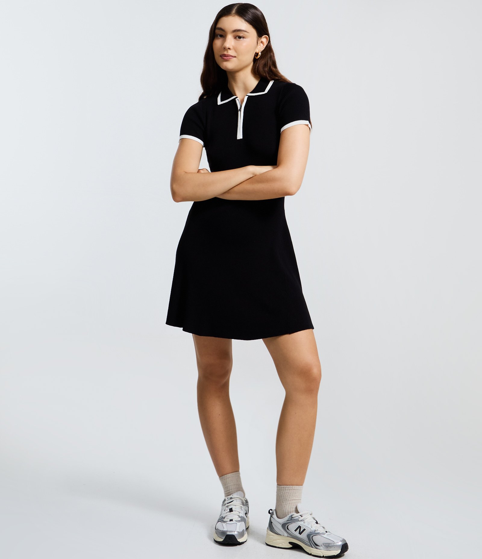 Vestido Curto em Tricô com Gola Polo e Viés Contrastantes Preto 2
