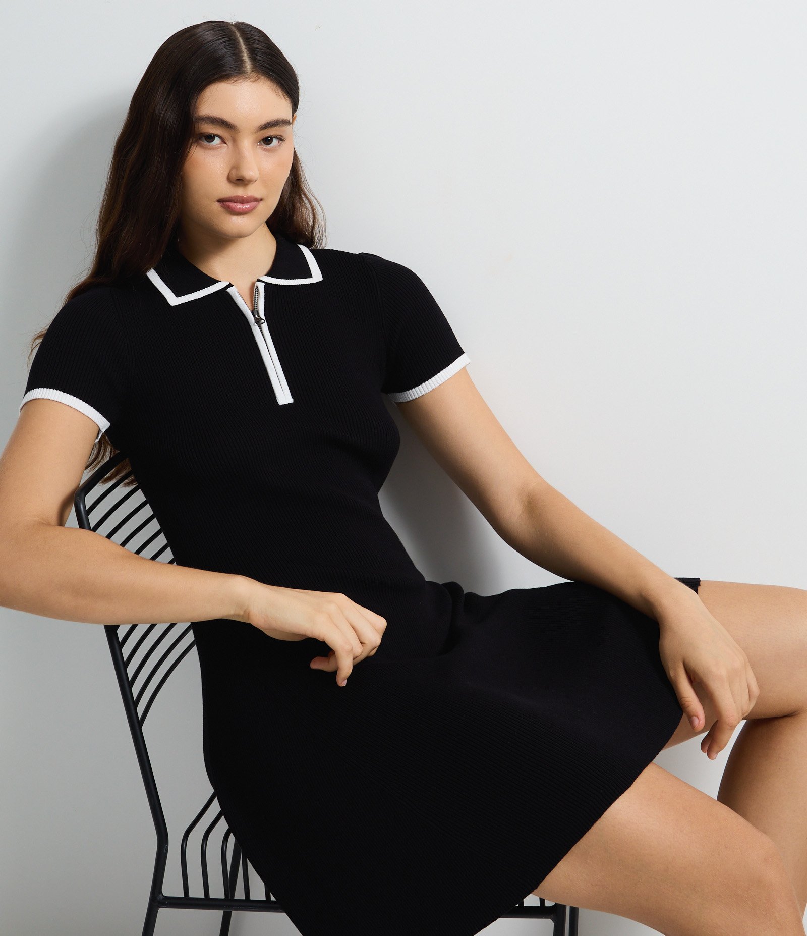 Vestido Curto em Tricô com Gola Polo e Viés Contrastantes Preto 4