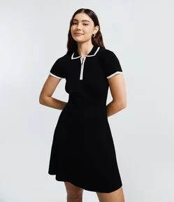 Vestido Curto em Tricô com Gola Polo e Viés Contrastantes