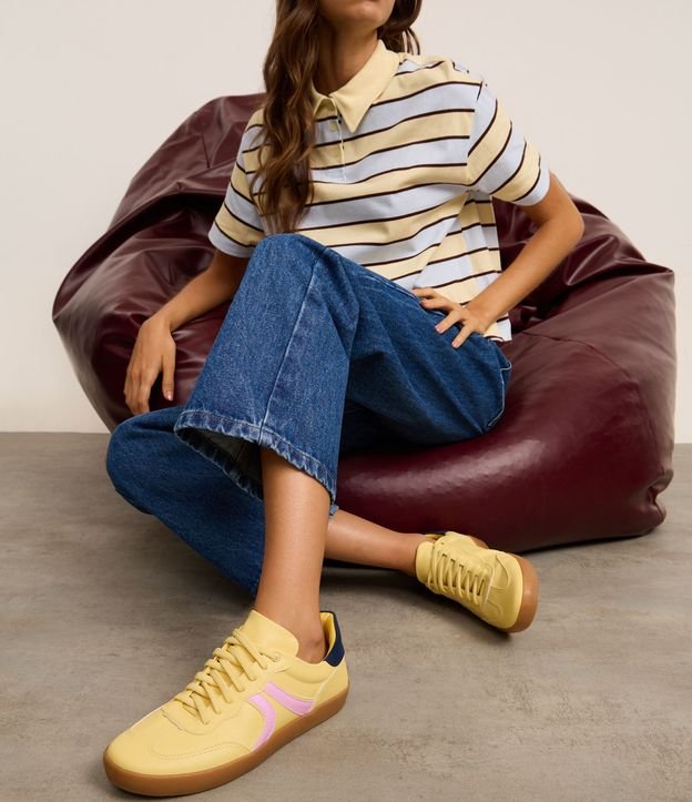 Tênis Estilo Chuteira em PU com Detalhes nas Laterais