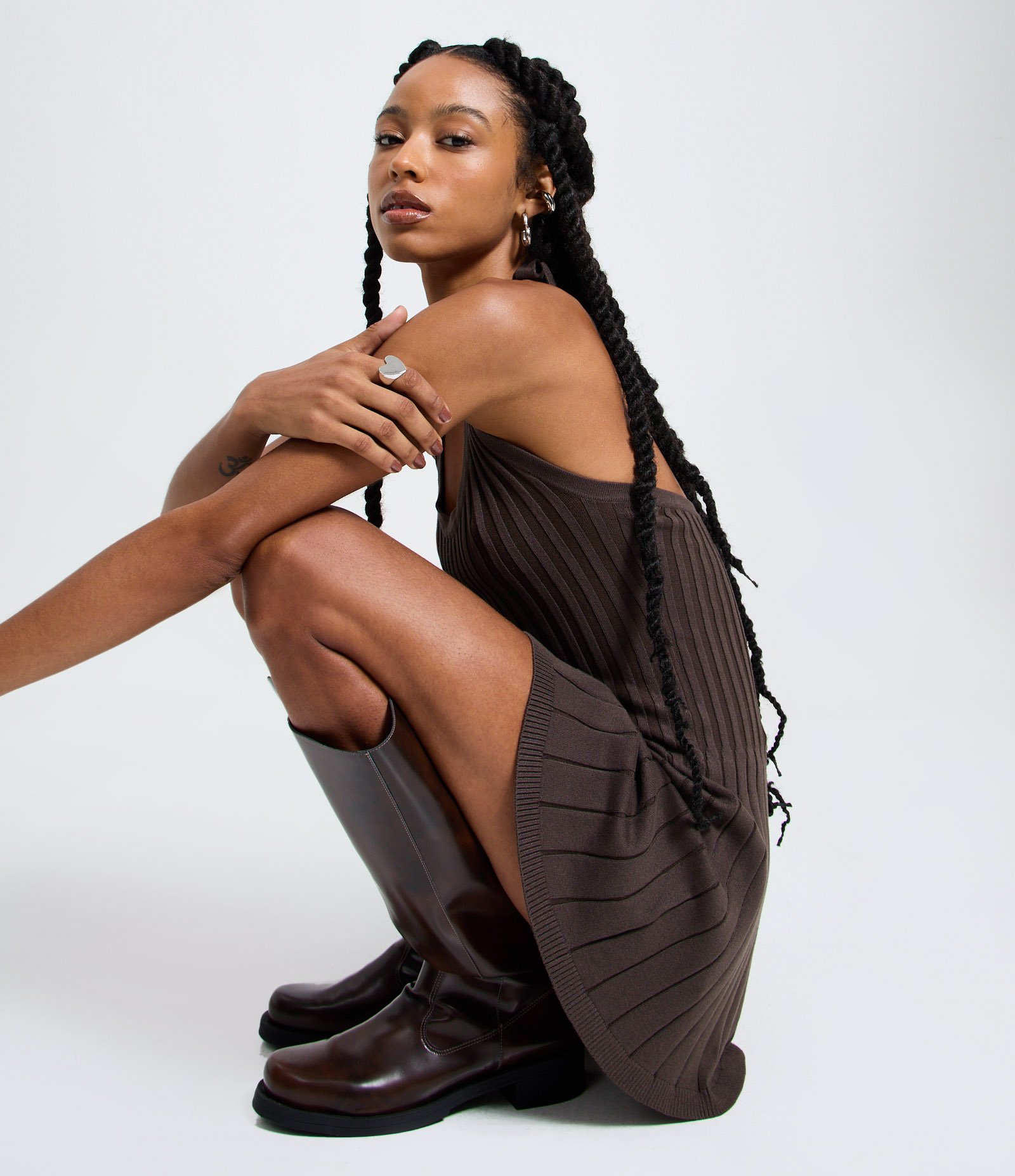 Vestido Evasê com Frente Única em Viscose com Efeito Tricô Texturizado Marrom Escuro 1