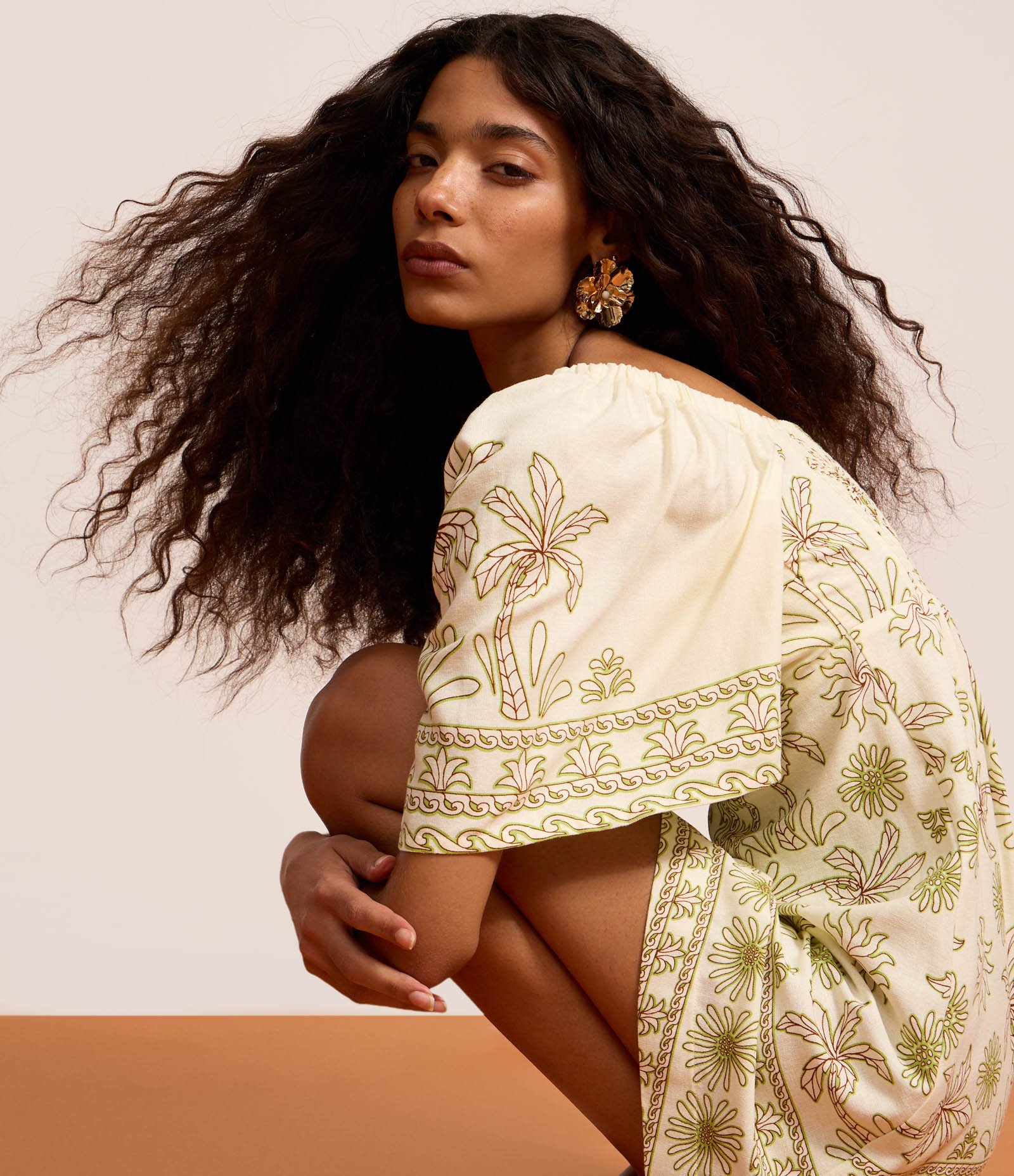 Vestido Curto Evasê em Viscolinho com Detalhe Vazado e Estampa Floral Bege 5