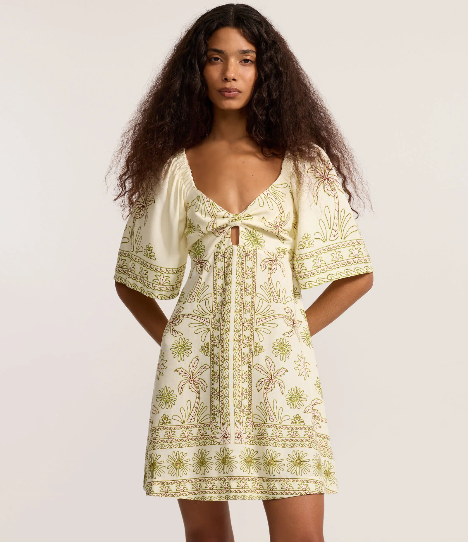 Vestido Curto Evasê em Viscolinho com Detalhe Vazado e Estampa Floral Bege 1