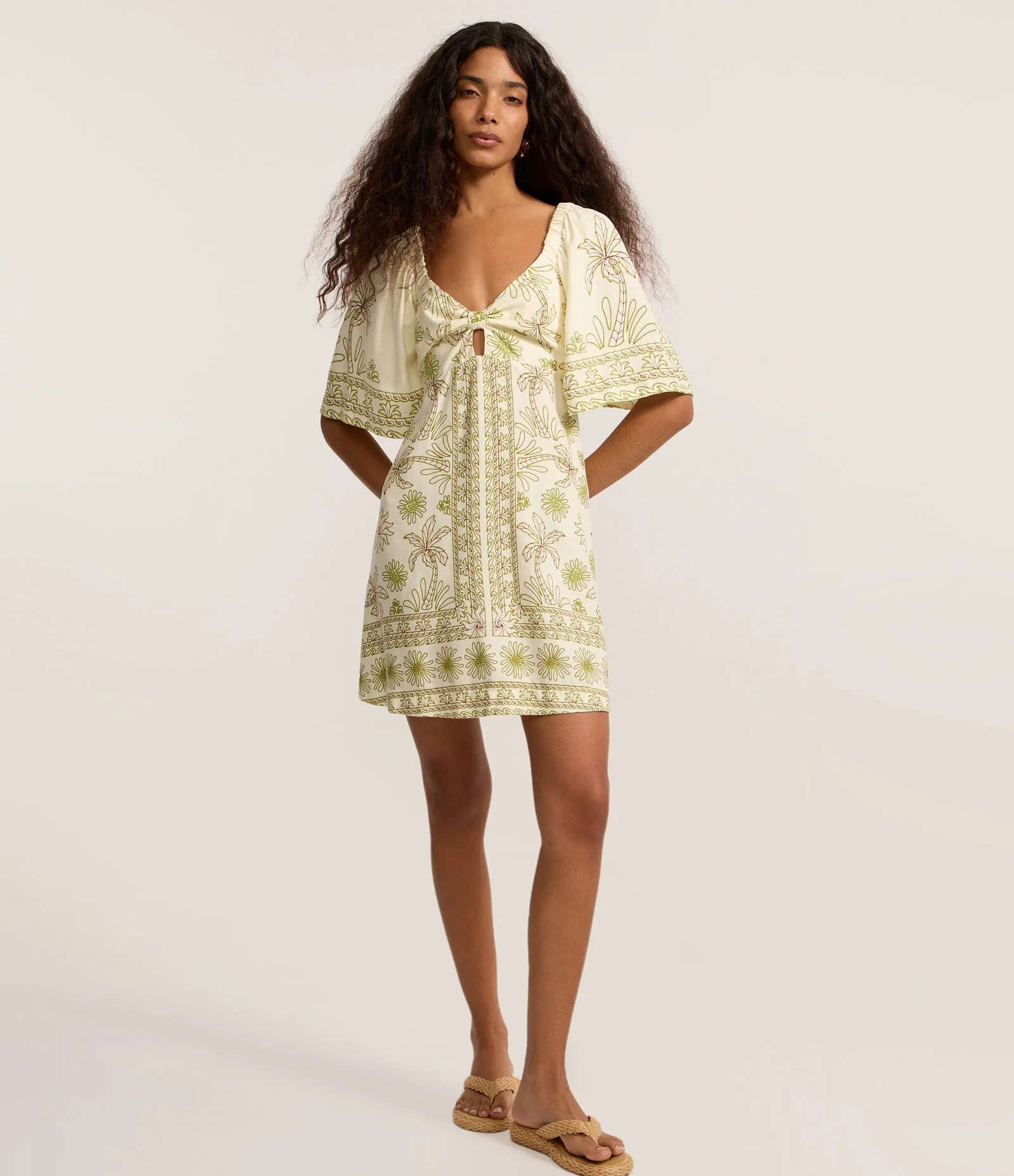 Vestido Curto Evasê em Viscolinho com Detalhe Vazado e Estampa Floral Bege 2