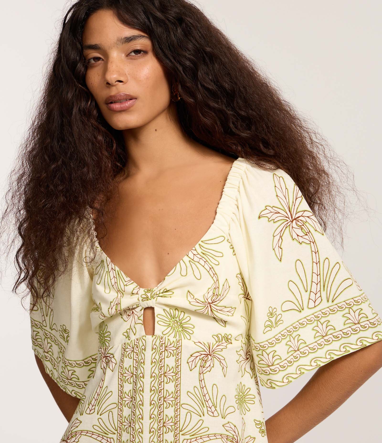 Vestido Curto Evasê em Viscolinho com Detalhe Vazado e Estampa Floral Bege 3