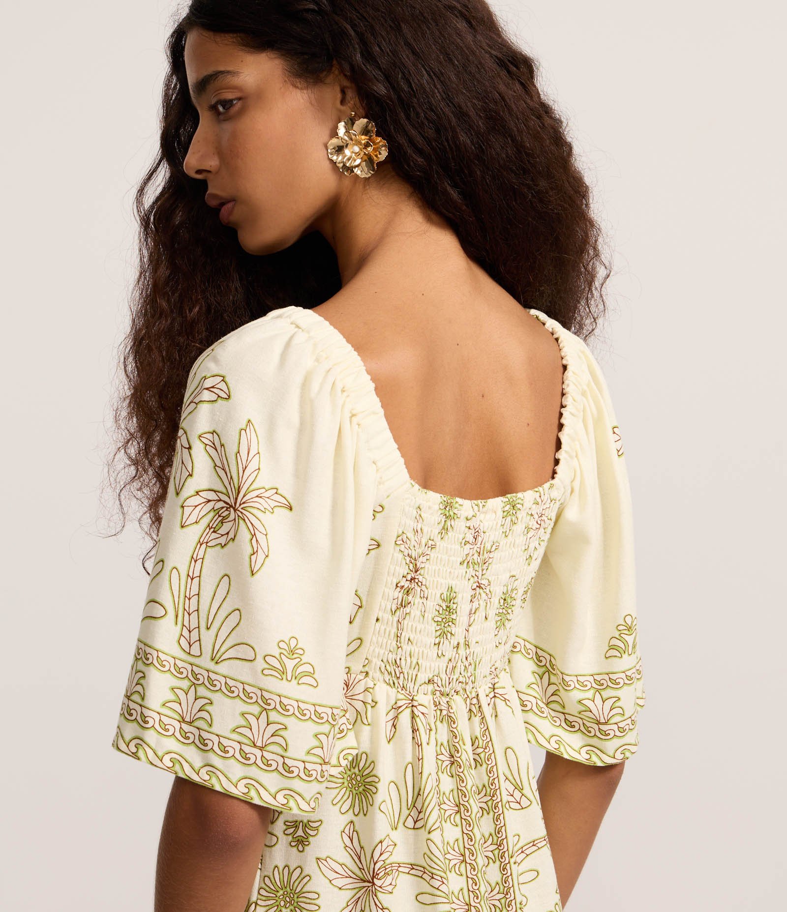 Vestido Curto Evasê em Viscolinho com Detalhe Vazado e Estampa Floral Bege 4