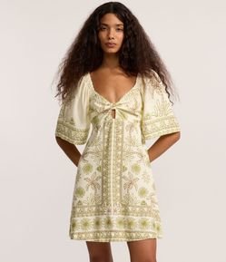 Vestido Curto Evasê em Viscolinho com Detalhe Vazado e Estampa Floral