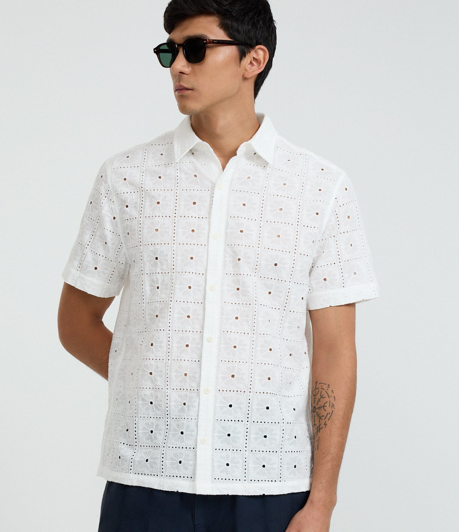 Camisa Regular em Algodão com Bordado de Flores Branco 1