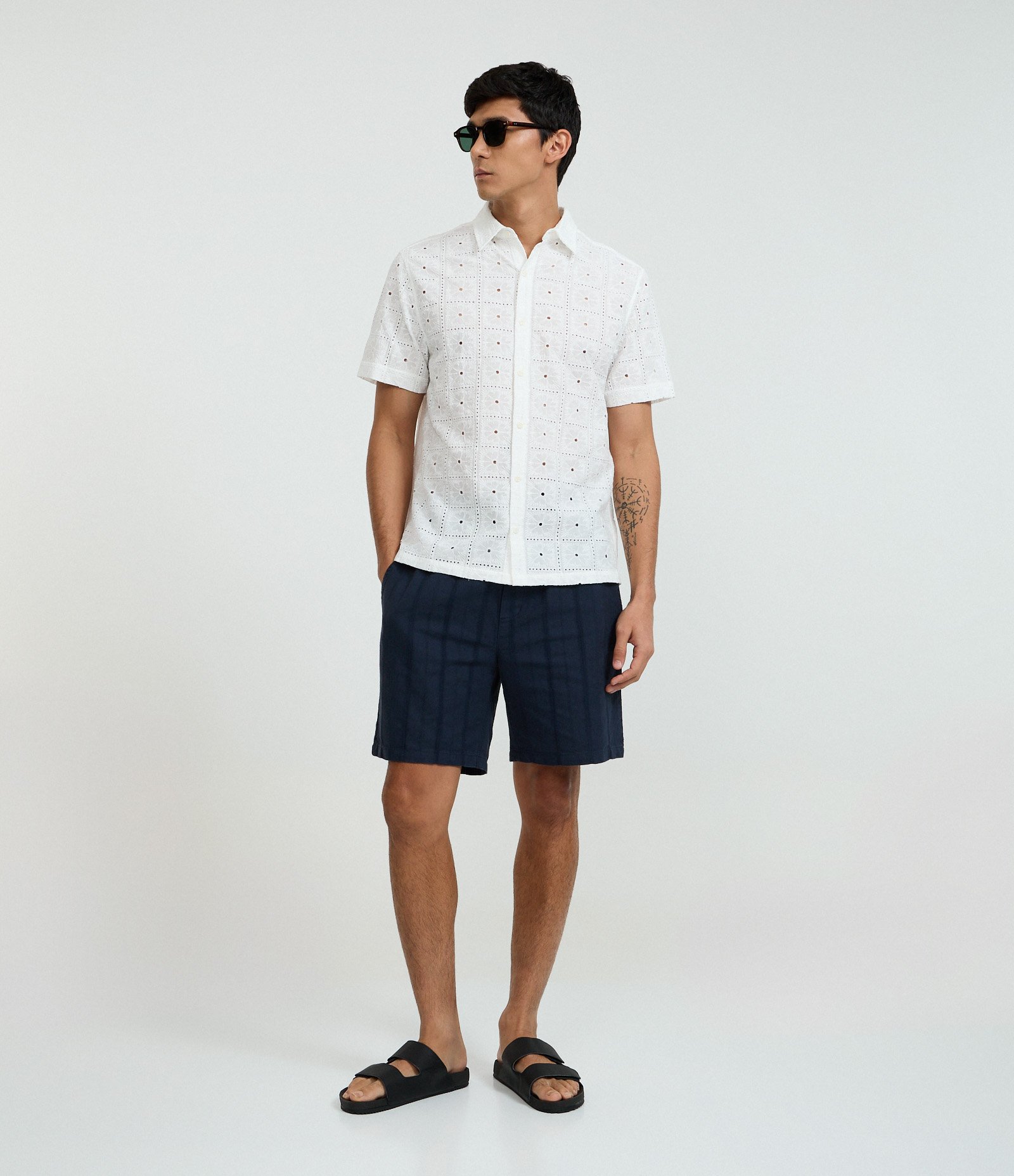 Camisa Regular em Algodão com Bordado de Flores Branco 2