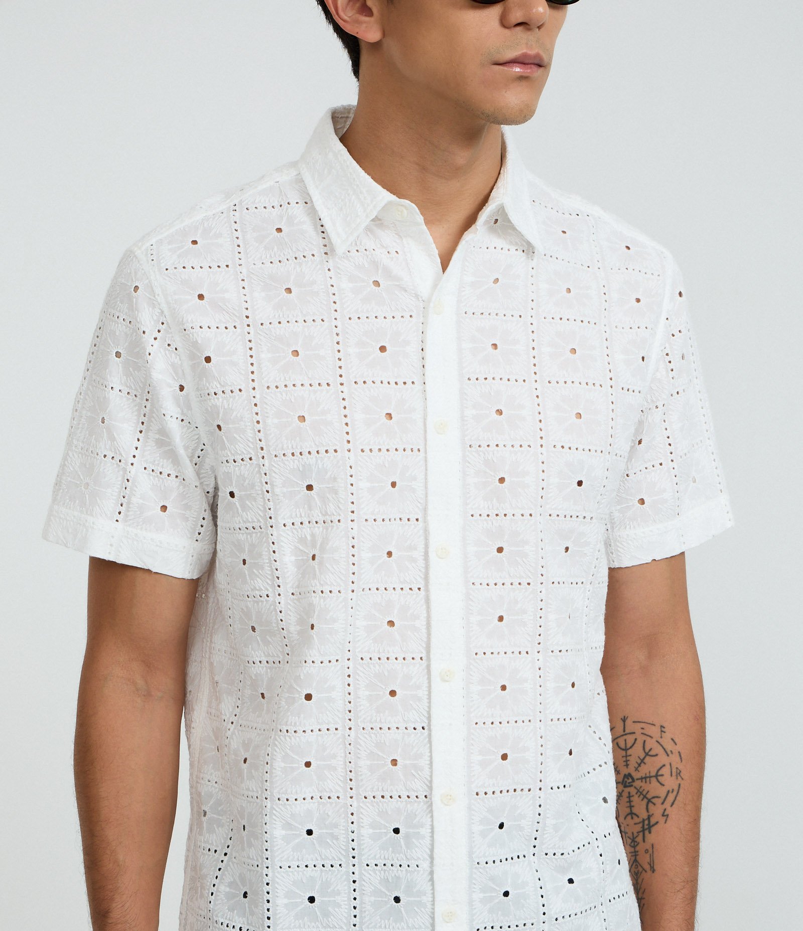 Camisa Regular em Algodão com Bordado de Flores Branco 3