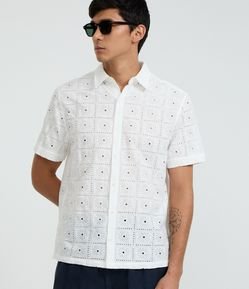 Camisa Regular em Algodão com Bordado de Flores