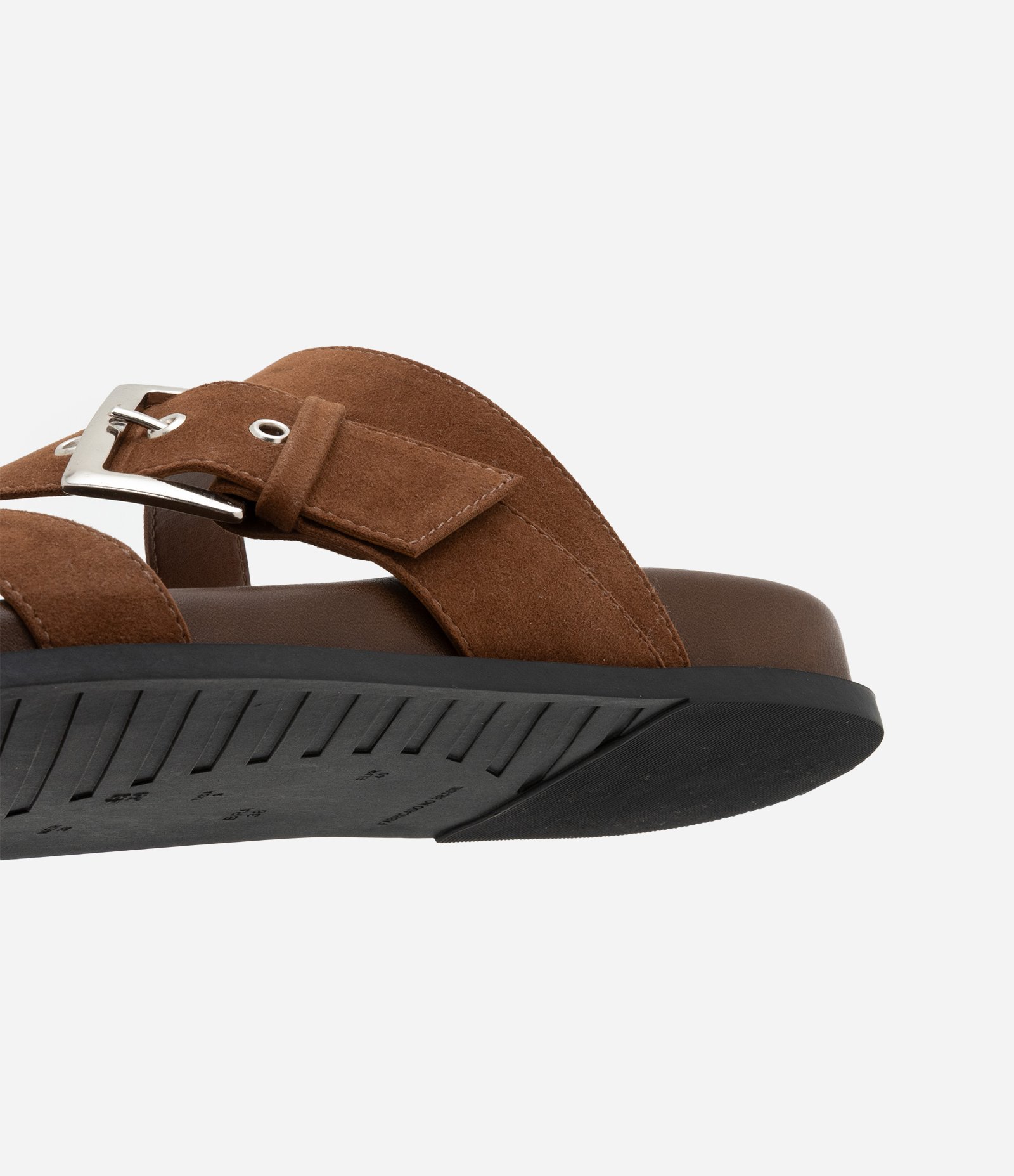Sandália Rasteira Sport com Efeito Camurça e Fivela Contrastante Marrom 3