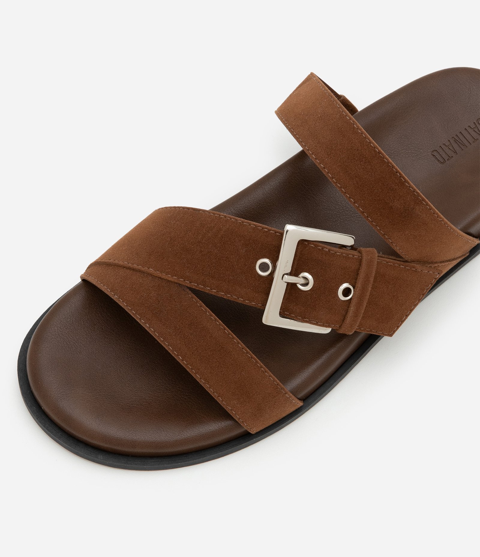 Sandália Rasteira Sport com Efeito Camurça e Fivela Contrastante Marrom 4